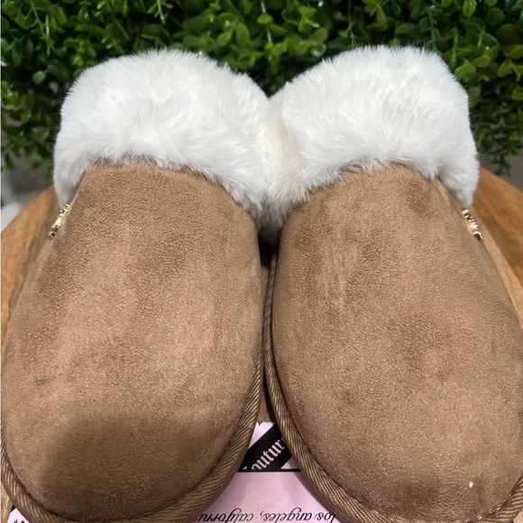 Juicy Couture Tan Slippers with White Fur Trim - Picture 3 of 6